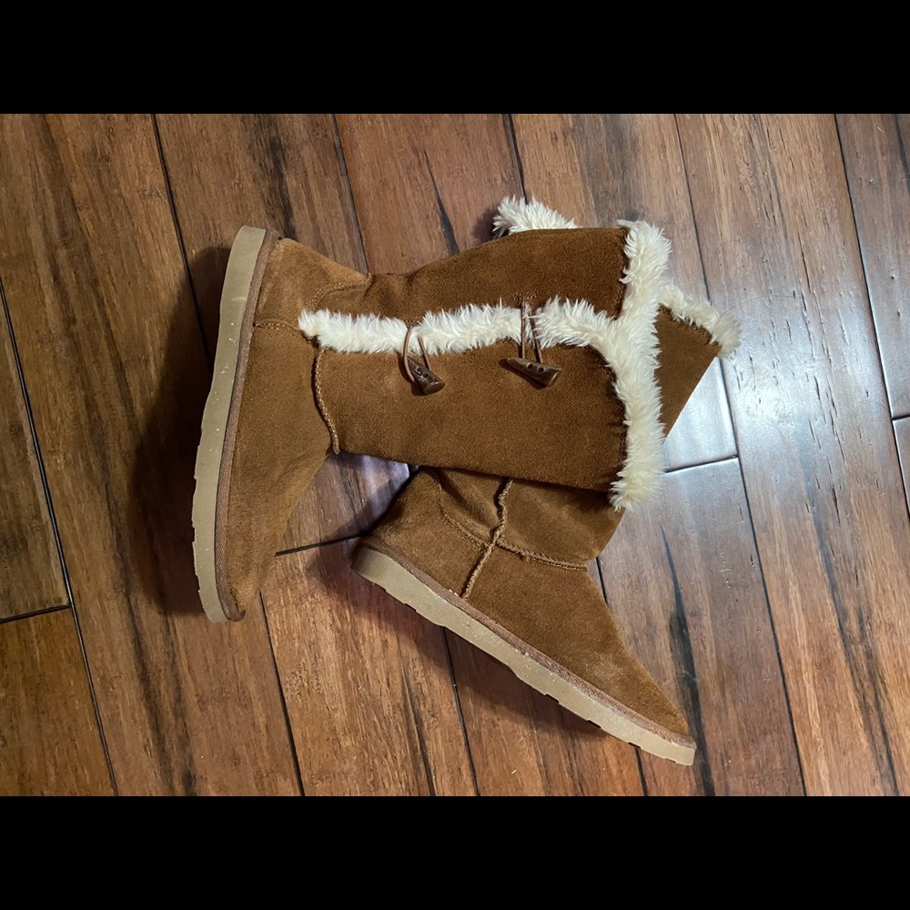 Women’s tan fuzzy boots